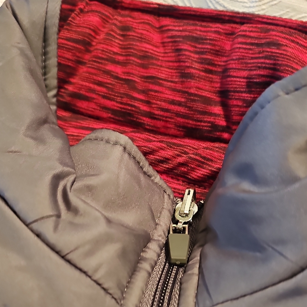 26 International Red and Gray Vest - Picture 3 of 10